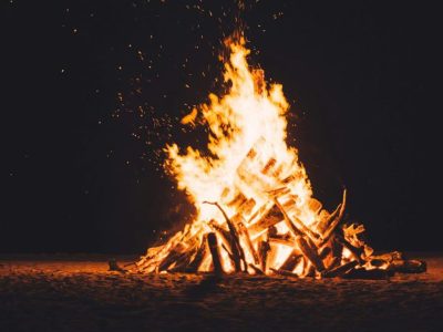 Kegiatan Kemah Membuat Sebuah Api Unggun