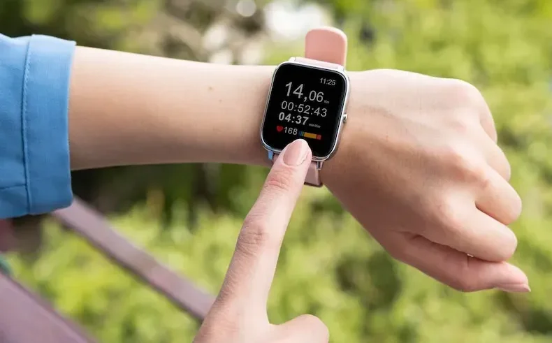 Perangkat Elektronik Smartwatch Sangat Fleksibel Di Bawa