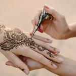 Henna Atau Inai Menghiasi Jari Jemari Tangan