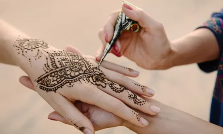Henna Atau Inai Menghiasi Jari Jemari Tangan