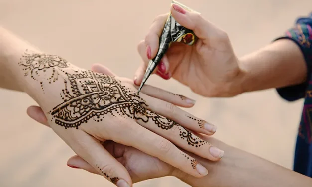 Henna Atau Inai Menghiasi Jari Jemari Tangan