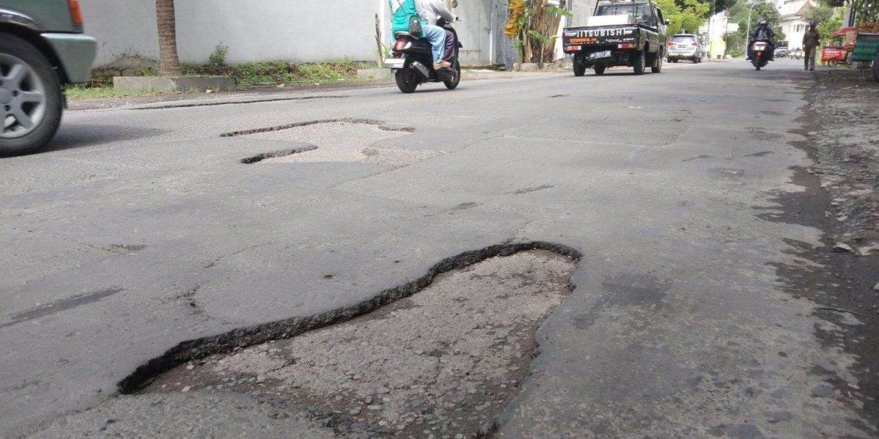 Musuh Utama Pengendara: Jalan Berlubang!