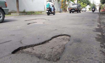 Musuh Utama Pengendara: Jalan Berlubang!