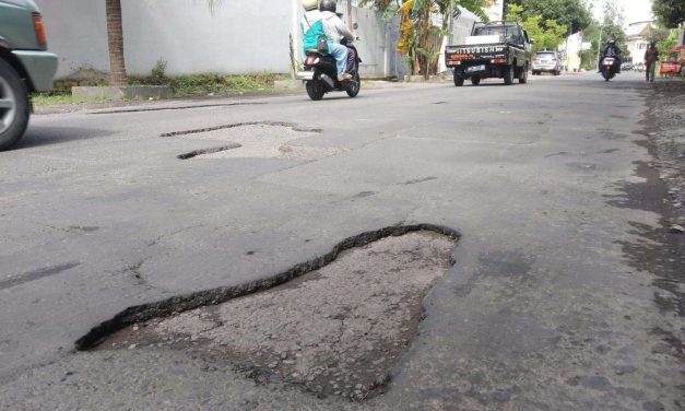 Musuh Utama Pengendara: Jalan Berlubang!