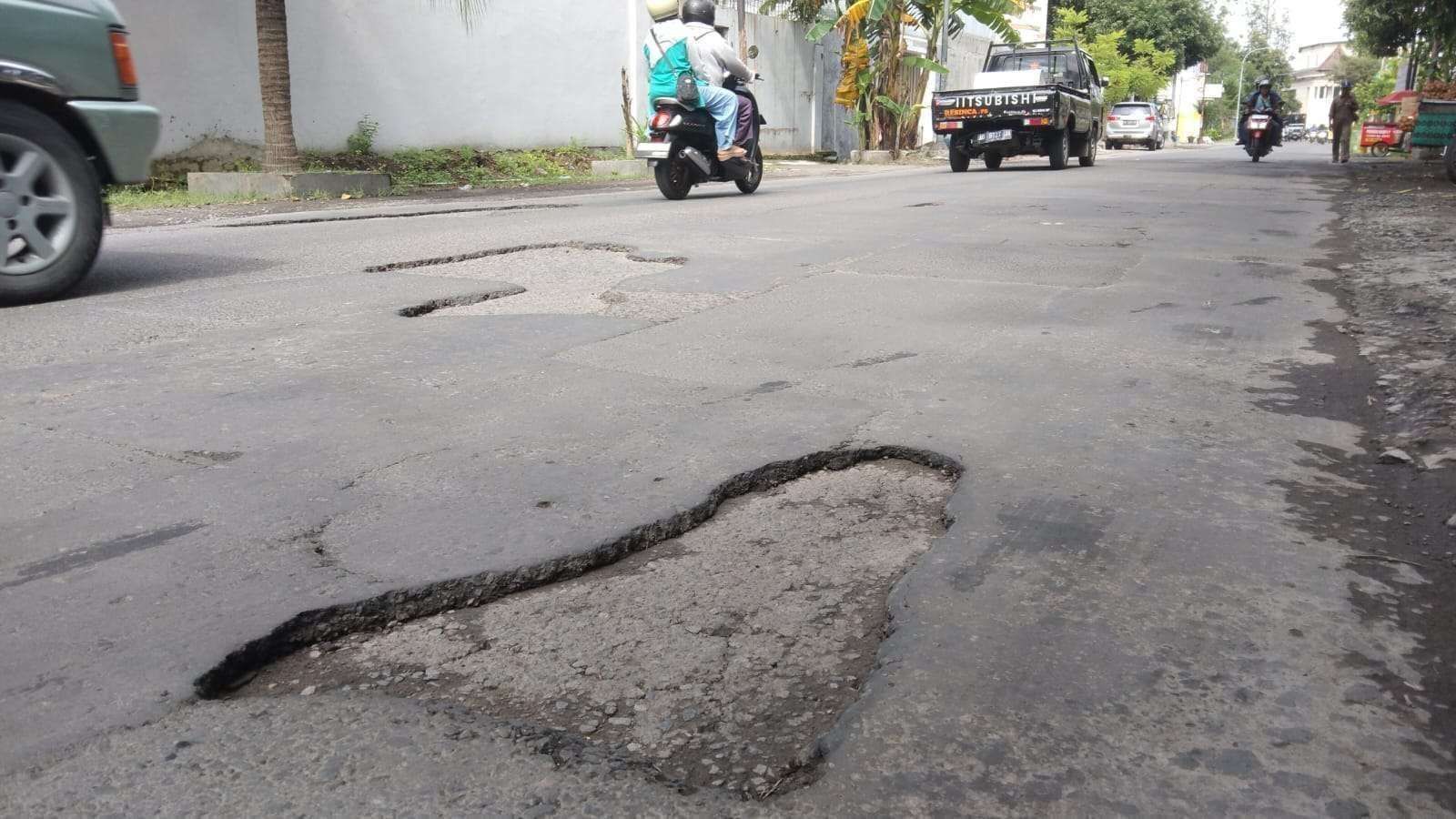 Musuh Utama Pengendara: Jalan Berlubang!