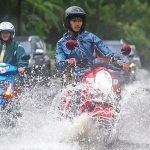 Tips Aman Terjang Hujan: Jangan Asal Gas!
