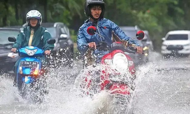 Tips Aman Terjang Hujan: Jangan Asal Gas!