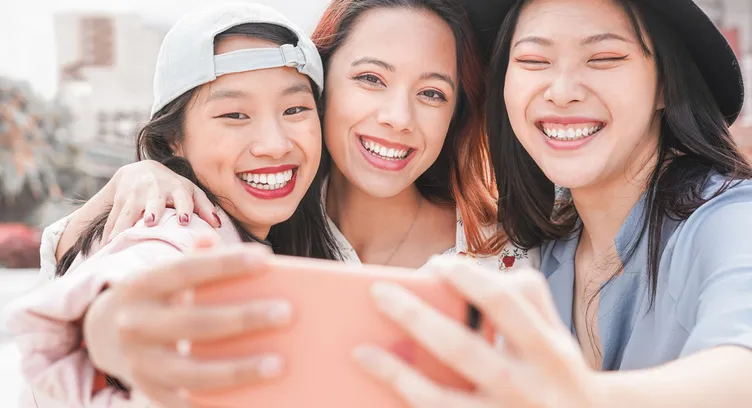 3 Manfaat Ketemu Teman Lama: Obat Stres Paling Ampuh!