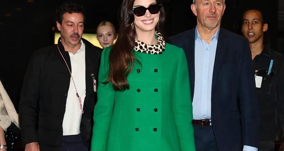 20 Tahun Berlalu, Mantel Ikonik Anne Hathaway Belum Ada Lawan
