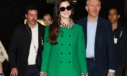 20 Tahun Berlalu, Mantel Ikonik Anne Hathaway Belum Ada Lawan