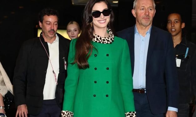 20 Tahun Berlalu, Mantel Ikonik Anne Hathaway Belum Ada Lawan