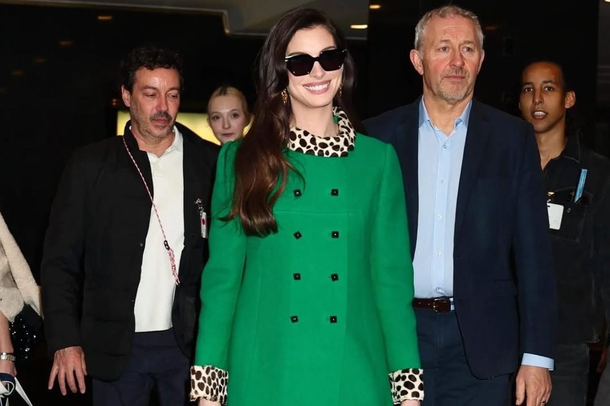 20 Tahun Berlalu, Mantel Ikonik Anne Hathaway Belum Ada Lawan