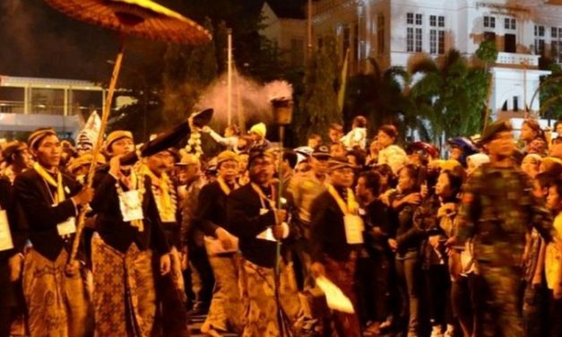 Mubeng Beteng: Sisi Lain Wisata Jogja Yang Magis