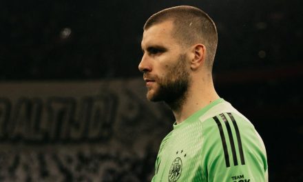 Ajax Incar Maarten Paes Untuk Posisi Kiper Utama