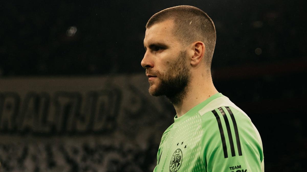 Ajax Incar Maarten Paes Untuk Posisi Kiper Utama