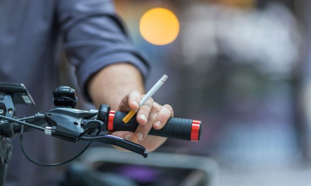 Kena Abu Rokok? Ini 3 Cara Halus Tegur Pelakunya