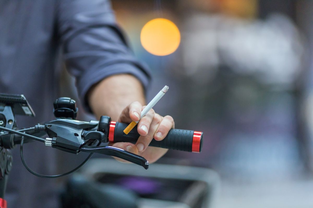 Kena Abu Rokok? Ini 3 Cara Halus Tegur Pelakunya